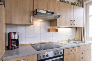 奥斯赛拜-塞林Fewo 405, Seepark Sellin的厨房配有水槽和炉灶