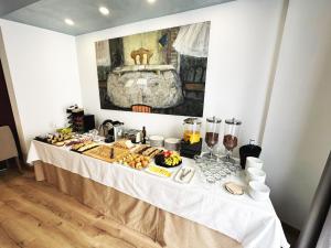 托莱多Antídoto Rooms Zocodover的一张自助餐桌,里面装有食物