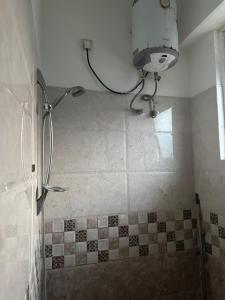 科伦坡Nexus 25的带淋浴、水槽和卫生间的浴室