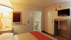 奇科奇科6号汽车旅馆的一间酒店客房 - 带一张床和一间浴室