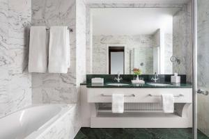 布达佩斯Anantara New York Palace Budapest - A Leading Hotel of the World的浴室设有2个水槽、浴缸和镜子