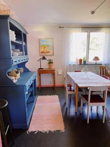 法尔肯贝里Skrea Backe Bo的厨房配有桌子和蓝色橱柜