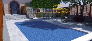 茹普特河畔巴斯特尔欧湖餐厅酒店的一座蓝色的游泳池,位于庭院内,设有一座建筑