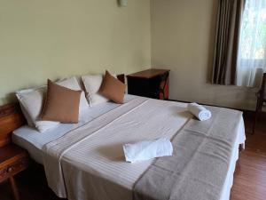 佩勒代尼耶Shalom的一间卧室配有一张大床和两条毛巾