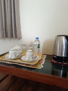 佩勒代尼耶Shalom的一张桌子、茶具和咖啡壶