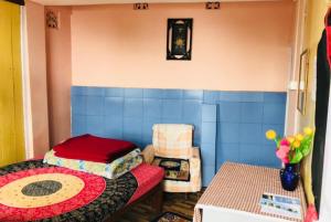 大吉岭Hotel New Smriya Homestay Inn Darjeeling的娃娃房,配有桌子和床
