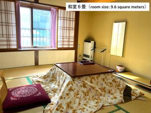 藏王温泉塔卡萨戈雅日式旅馆的一间设有一张桌子的床的房间