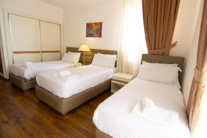 地拉那Chateau Linza Resort的酒店客房,设有两张床和镜子