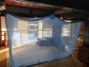 横须贺市佐左衛門（さざえもん）的房屋帐篷内的一张床位