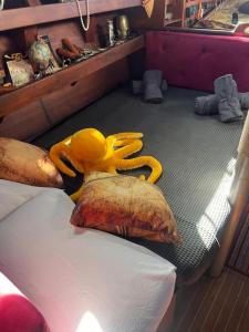 圣米格尔德阿沃纳The Captains Locker - 30ft Yacht的蜂窝动物在床上
