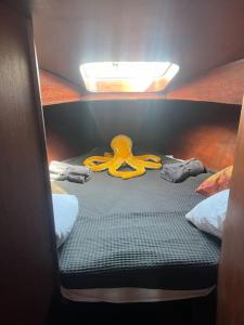 The Captains Locker - 30ft Yacht客房内的一张或多张床位