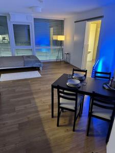 比勒费尔德Studio Apartment mit Stellplatz的客厅配有桌椅和沙发