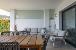 卡萨雷斯TOP Casares Golf Apartment的客厅配有木桌和椅子