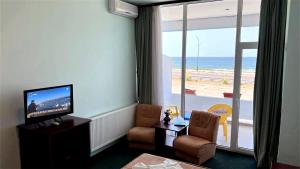 南埃福列Hotel Splendid的酒店客房,享有海滩美景