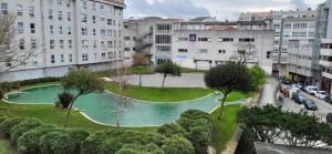 拉科鲁尼亚Apartamento en Coruña con parking的城市公园的空中景观