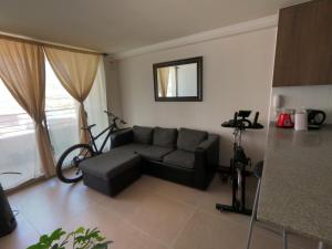 安托法加斯塔El Faro Antofagasta的客厅配有沙发,墙上有自行车