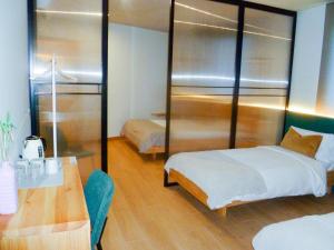 马德里OLBLANC Plaza de España by Batuecas的客房设有两张床、一张桌子和一张桌子。