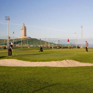 拉科鲁尼亚Apartamento en Coruña con parking的一群人在高尔夫球场打高尔夫