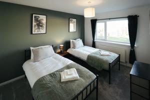 米德尔斯伯勒Middlesbrough contractors digs的酒店客房设有两张床和窗户。