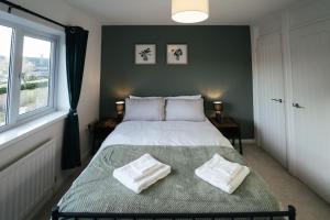 米德尔斯伯勒Middlesbrough contractors digs的一间卧室配有一张带两个枕头的床