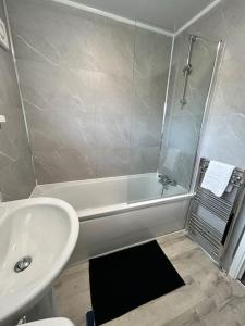 米德尔斯伯勒Middlesbrough contractors digs的带淋浴、盥洗盆和浴缸的浴室
