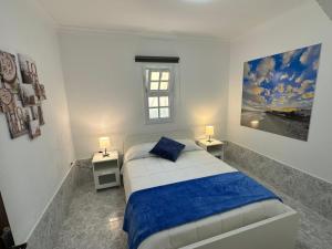 科斯塔卡玛Santa Úrsula 21的一间卧室配有带2个床头柜和1扇窗户的床