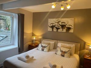 巴克斯顿威斯敏斯特酒店 的一间卧室配有两张带毛巾的床