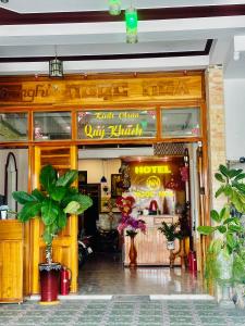 潘郎Ngọc Nga Hotel的商店前方的商店,里面装有鲜花