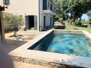 巴斯蒂亚Belle villa avec piscine et vue mer- Hauteurs de Bastia的房屋前的游泳池
