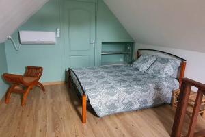 圣贝努瓦Les Clairs Matins的一间小卧室,配有一张床和一把椅子