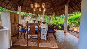 马林迪Great Rustic Escape 3 bedroom Villa, Casuarina, Malindi的一间带桌椅的用餐室