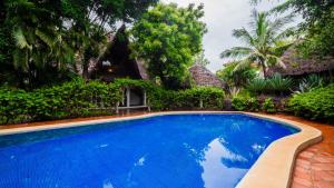 马林迪Great Rustic Escape 3 bedroom Villa, Casuarina, Malindi的度假村前的游泳池