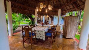 马林迪Great Rustic Escape 3 bedroom Villa, Casuarina, Malindi的一间带桌椅的用餐室