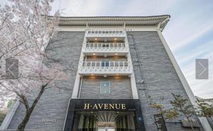 庆州H Avenue Gyeongju Bulkuk temple的一座大砖砌的建筑,上面有读书的标志