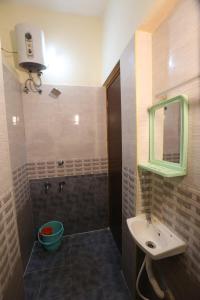 库姆巴科纳姆ABOORVA GRAND INN _ HOMESTAY_ ROOMS _RESORT _HOTEL IN KUMBAKONAM的一间带水槽和镜子的浴室