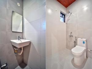 巴加Baga Beach Walk的浴室设有卫生间和水槽,两幅图片