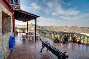 Chella卡萨乡间美丽都德尔萨尔托酒店的阳台设有长凳,享有山景。