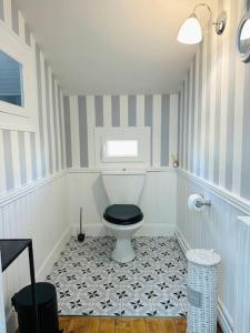 洛特河畔的维伦纽夫La Chambre "Rose" d'Hauterive的一间带卫生间和黑色座椅的浴室