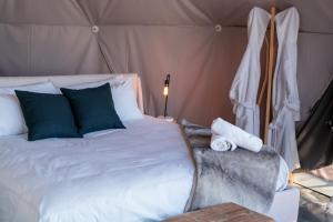 拜圣保罗Nørdika Charlevoix的帐篷内一间卧室,配有一张床