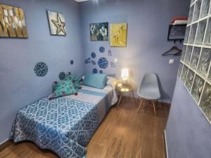 因凡特斯新镇Las Violetas的一间小卧室,配有一张床和一张桌子