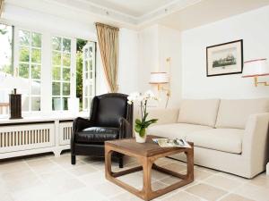 坎彭Hummelhüs von Appartements & Mehr的客厅配有沙发和椅子
