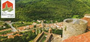 普拉德莫洛拉普雷斯特Serra-Vernet del Roser的享有城镇美景,设有标志和城堡