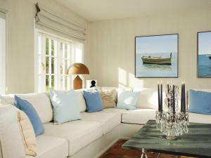 坎彭Inselhaus von Appartements & Mehr的客厅配有白色沙发及蓝色枕头