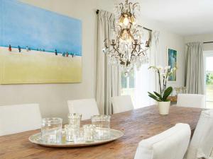 坎彭Inselhaus von Appartements & Mehr的餐桌、白色椅子和吊灯
