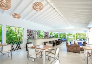 尼维斯蒙彼利埃种植园和海滩度假村的一间带桌椅的用餐室