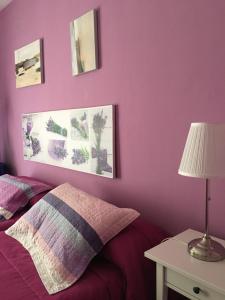 因凡特斯新镇Las Violetas的一间卧室设有紫色的墙壁和一张带灯的床