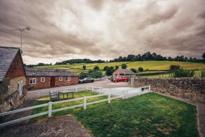 黑兹尔伍德Cottages In Derbyshire, Oak Cottage的享有农场的景色,车道上设有停车位