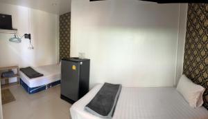 Ban Bang PhaiGolf House的客房设有两张床和一台小冰箱。