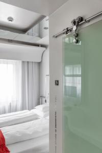 梅拉诺欧若拉酒店的带两张床和玻璃门的房间