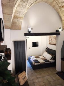 布林迪西Loft Porta Sud的卧室配有一张床